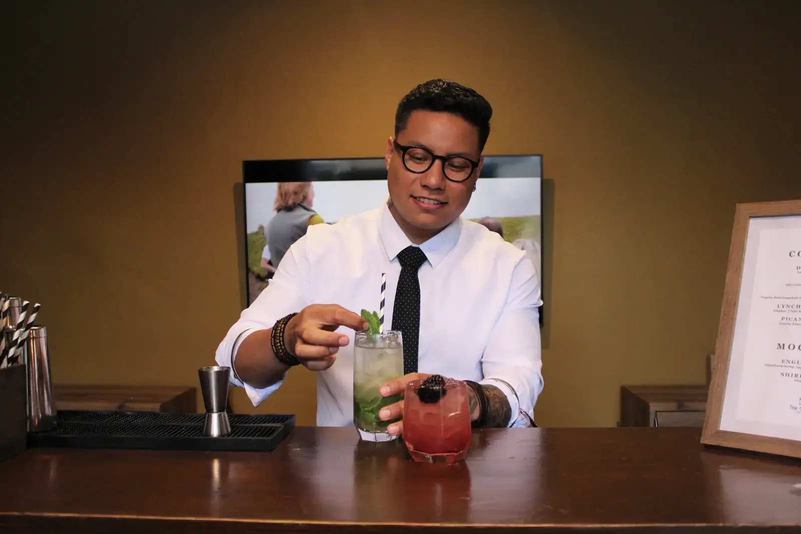 Mixologist hire for wedding London professional cocktail service